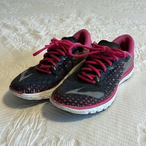 Brooks Pure Flow 5 tennis shoes, lightweight, pink/black/white, women’s 8.5